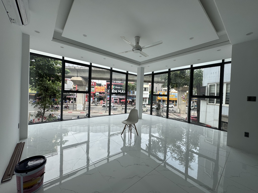 BÁN TOÀ VĂN PHÒNG - TRUNG TÂM QUẬN HÀ ĐÔNG - VỊ TRÍ ĐẮC ĐỊA - TRỤC CHÍNH TÀU ĐIỆN TRÊN CAO - VỈA HÈ ĐÁ BÓNG DIỆN TÍCH 50M2 X 7 TẦNG