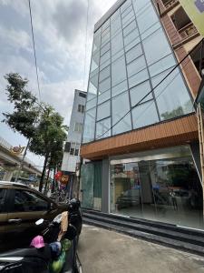 BÁN TOÀ VĂN PHÒNG - TRUNG TÂM QUẬN HÀ ĐÔNG - VỊ TRÍ ĐẮC ĐỊA - TRỤC CHÍNH TÀU ĐIỆN TRÊN CAO - VỈA HÈ ĐÁ BÓNG DIỆN TÍCH 50M2 X 7 TẦNG