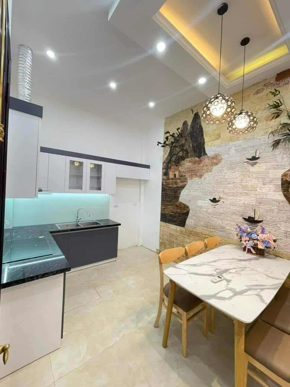 BÁN NHÀ ĐỐNG ĐA 38M- 5 TẦNG SIÊU ĐẸP NHỈNH 4 Tỷ  - MẶT TIỀN RỘNG - Ô TÔ ĐỖ CỔNG- KO LỖI PHONG THỦY
