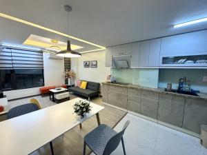 5M RA MẶT PHỐ - 6 TẦNG - 2 THOÁNG - FULL NỘI THẤT.