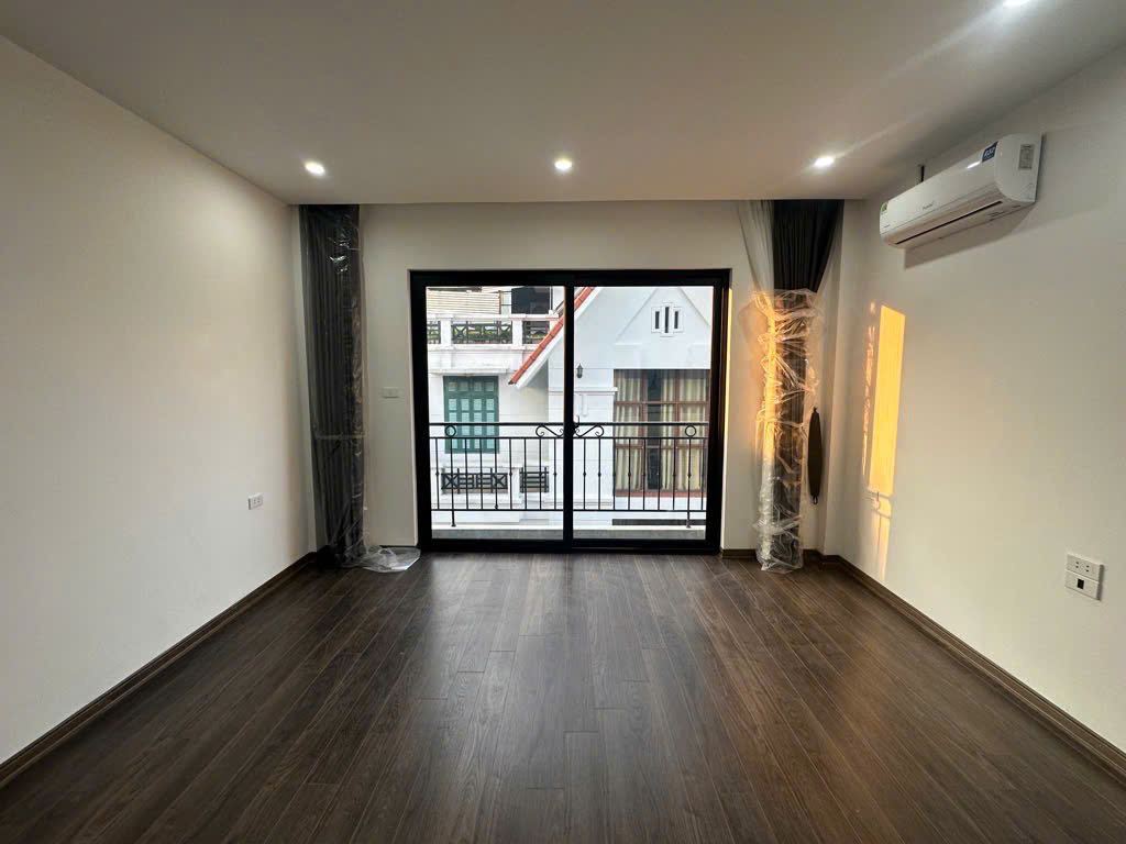 BÁN NHÀ- TỨ LIÊN-5 TẦNG THANG MÁY-GẦN OTO-KD NGÕ NÔNG THẲNG TẮP-35m2 Giá 9.4 tỷ