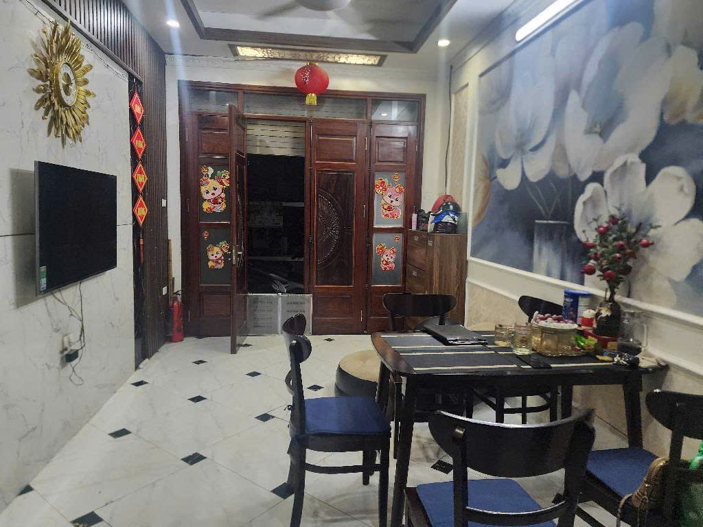 BÁN GẤP NHÀ AN DƯƠNG VƯƠNG- NHÀ ĐẸP Ở LUÔN -HÀNG XÓM CIPUTRA - TẶNG LẠI NỘI THẤT XỊN SÒ - CHỈ VIỆC XÁCH VALI VỀ Ở 32m giá 7.2 tỷ