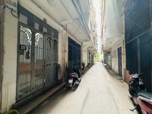 BÁN GẤP NHÀ TRẦN CUNG- PHÂN LÔ-OTO ĐỖ CỬA-2 THOÁNG TRƯỚC SAU 32m GIÁ 7.6 TỶ