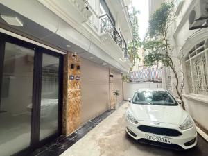PHẨM-PHỐ ĐỒNG CỔ- Ô TÔ ĐỖ GẦN- NHÀ ĐẸP 6 TẦNG THANG MÁY-VÀI BƯỚC RA HỒ 38m2 GIÁ 11.3 TỶ CTL