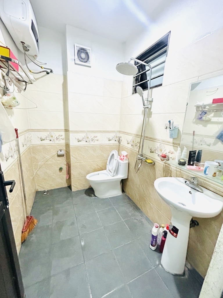 MỘT NHÀ GẦN PHỐ - MẶT TIỀN RỘNG - ĐỦ CÔNG NĂNG - NHIỀU TIỆN ÍCH XUNG QUANH