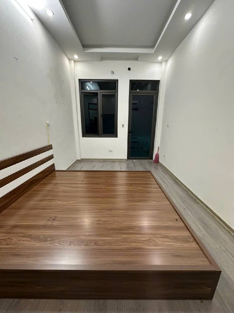 LĨNH NAM NHÀ MỚI KÍNH KOONG - LÔ GÓC FULL NỘI THẤT - GẦN Ô TÔ ĐỖ - NHÀ RỘNG, BAN CÔNG THOÁNG MÁT.