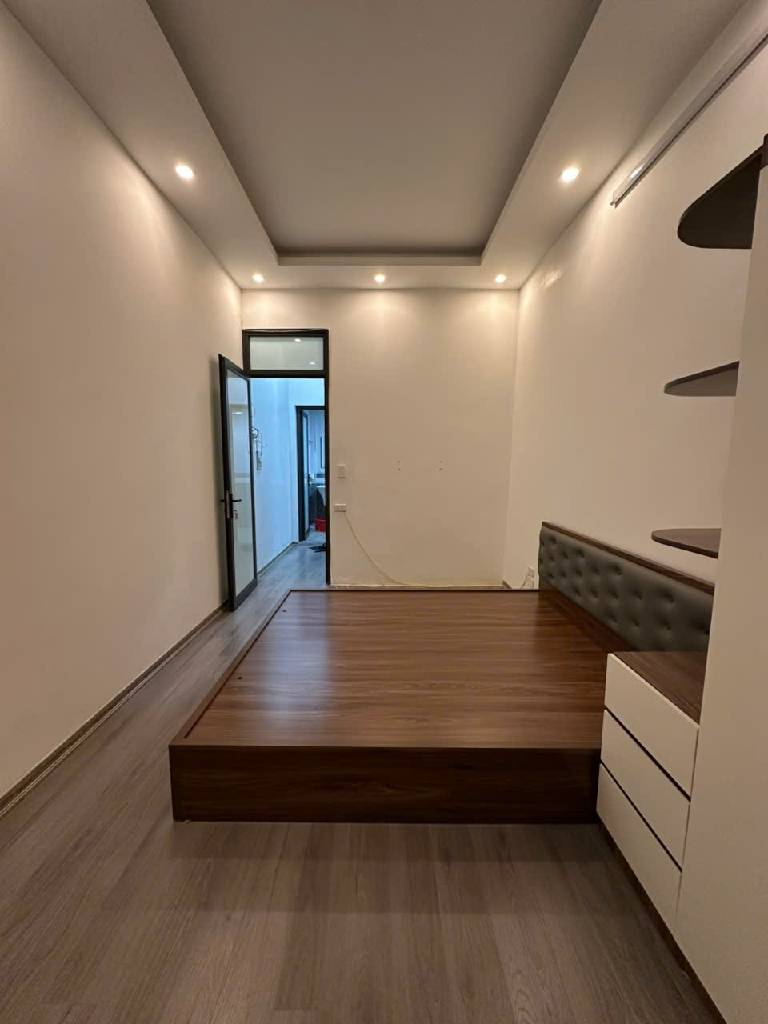 LĨNH NAM NHÀ MỚI KÍNH KOONG - LÔ GÓC FULL NỘI THẤT - GẦN Ô TÔ ĐỖ - NHÀ RỘNG, BAN CÔNG THOÁNG MÁT.