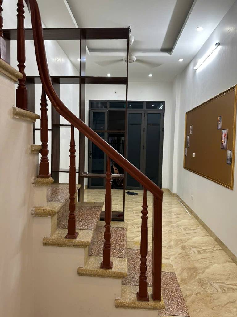 LĨNH NAM NHÀ MỚI KÍNH KOONG - LÔ GÓC FULL NỘI THẤT - GẦN Ô TÔ ĐỖ - NHÀ RỘNG, BAN CÔNG THOÁNG MÁT.