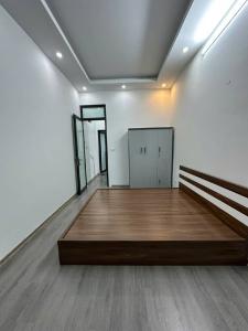 LĨNH NAM NHÀ MỚI KÍNH KOONG - LÔ GÓC FULL NỘI THẤT - GẦN Ô TÔ ĐỖ - NHÀ RỘNG, BAN CÔNG THOÁNG MÁT.