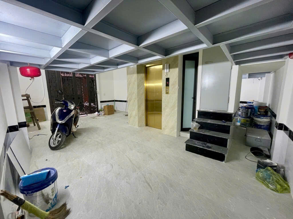 Bán gấp tòa nhà cc mini cho thuê phố Kim Mã. Dòng tiền đều 1,5 tỷ/năm. Ô tô đỗ cửa. Nhà vượng khí