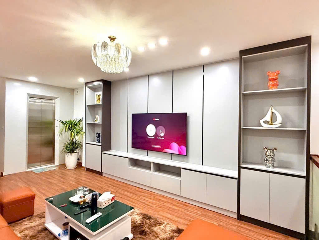 Bán nhà Phố Tôn Đức Thắng, 40m2 Thang Máy Xịn, Nội Thất Long Lanh, Giá: 13.6 Tỷ, Lh: 0396935190.