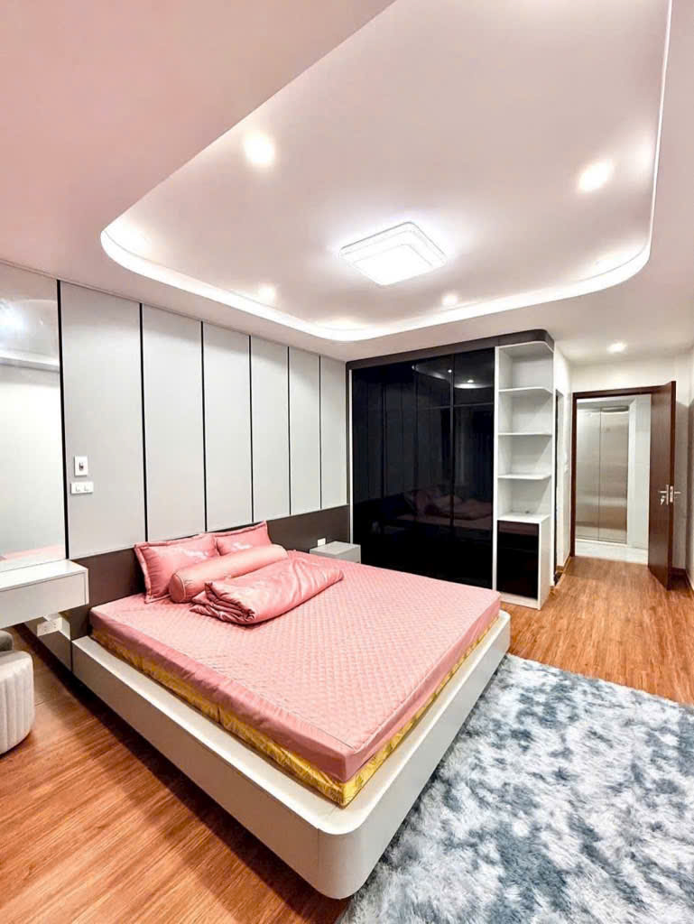 Bán nhà Phố Tôn Đức Thắng, 40m2 Thang Máy Xịn, Nội Thất Long Lanh, Giá: 13.6 Tỷ, Lh: 0396935190.