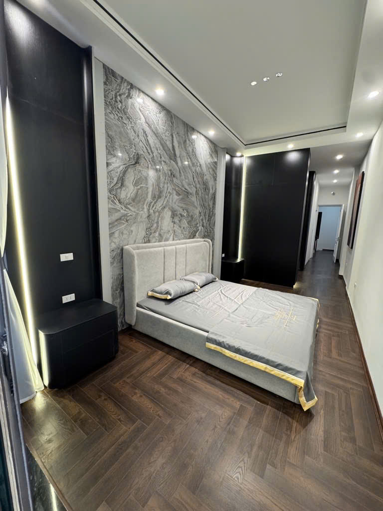 Bán nhà Hào Nam, 7 Tầng, Thang Máy, Gần Mặt Phố, Giá: 13.65 Tỷ, Lh: 0396935190.