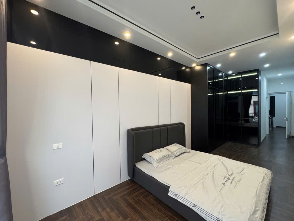 Bán nhà Hào Nam, 7 Tầng Thang Máy, Ngõ Ô tô, Giá: 13.7 Tỷ, Lh: 0396935190.