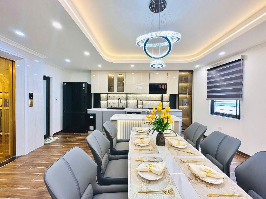 BÁN NHÀ MỚI THÁI THỊNH 40M2 7 TẦNG THANG MÁY, MẶT TIỀN RỘNG, NGÕ Ô TÔ, GẦN PHỐ, NỘI THẤT XỊN