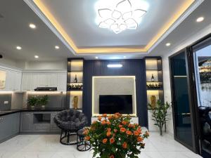 BÁN NHÀ PHỐ NGUYÊN HỒNG, MT RỘNG, Ô TÔ VÒNG QUANH, KINH DOANH ĐỈNH