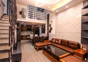 BÁN NHÀ TRƯỜNG CHINH MỚI ĐẸP 5 TẦNG NHỈNH 7 TỶ, 1 BƯỚC RA PHỐ, Ở NGAY