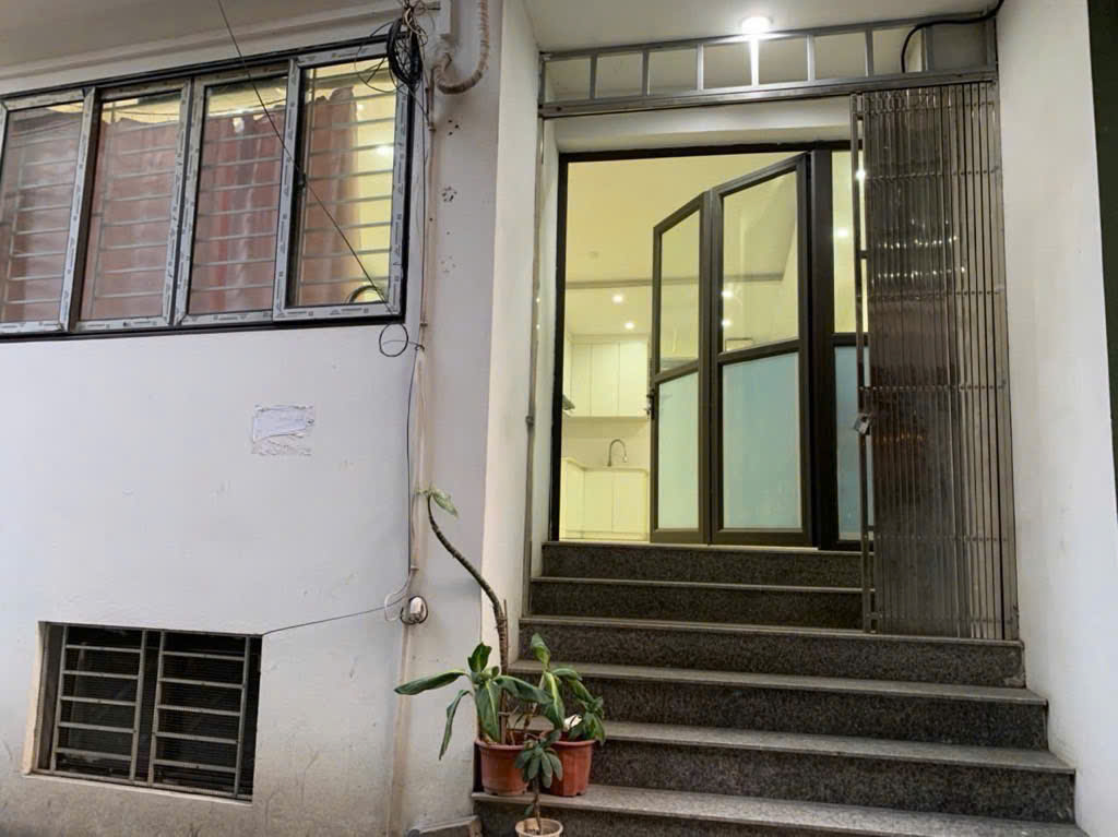 Bán nhà Hoàng Sâm 57m2, MT 4.8m, ngõ ôto, khu VIP, đất vàng, 15.9 tỷ