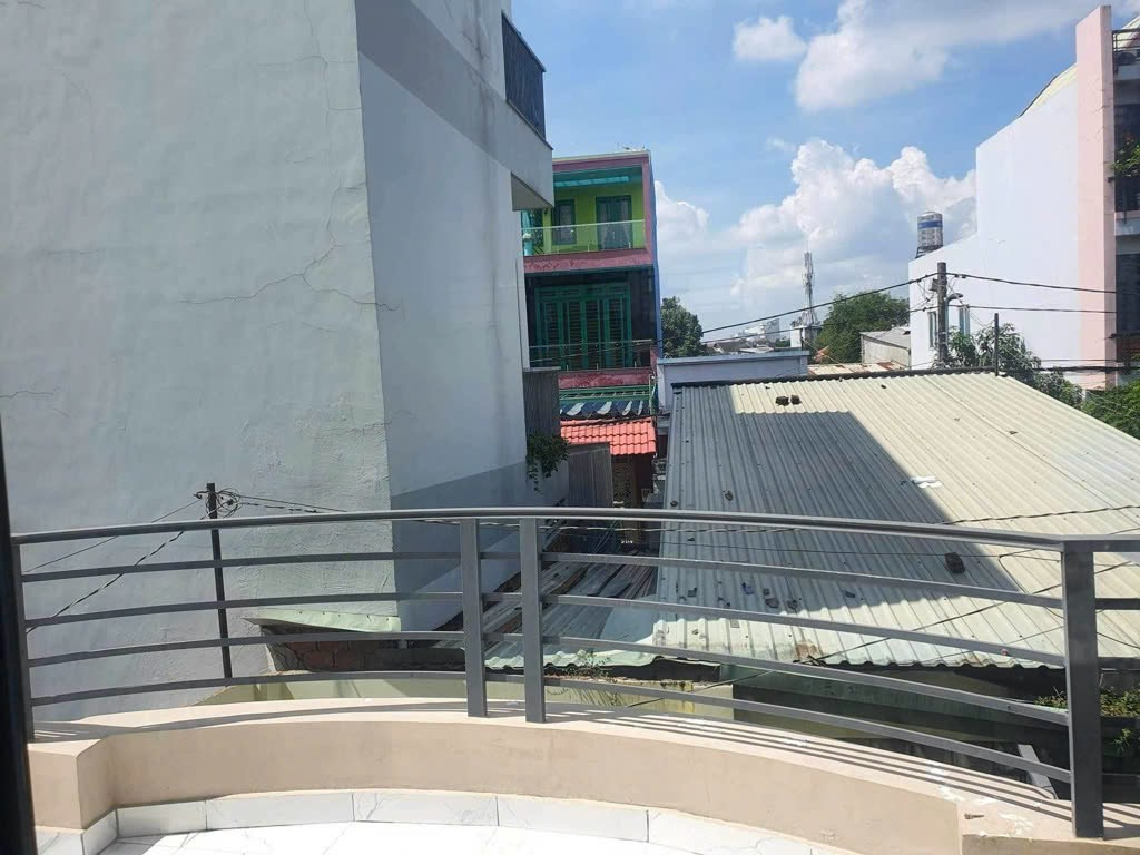 Ngay GIGAMAILL, Bán Nhà Đẹp 3 TẦNG BTCT, 8x8 m Giá NHỈNH 4 TỶ