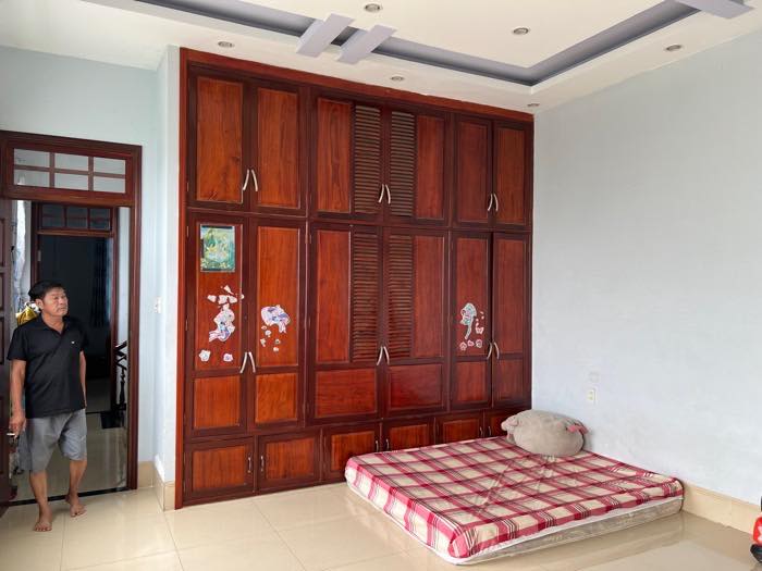 3 tầng đẹp lung linh, xe hơi đỗ cửa, nhỉnh 5 tỷ, ngang chuẩn 5m, vuông A4