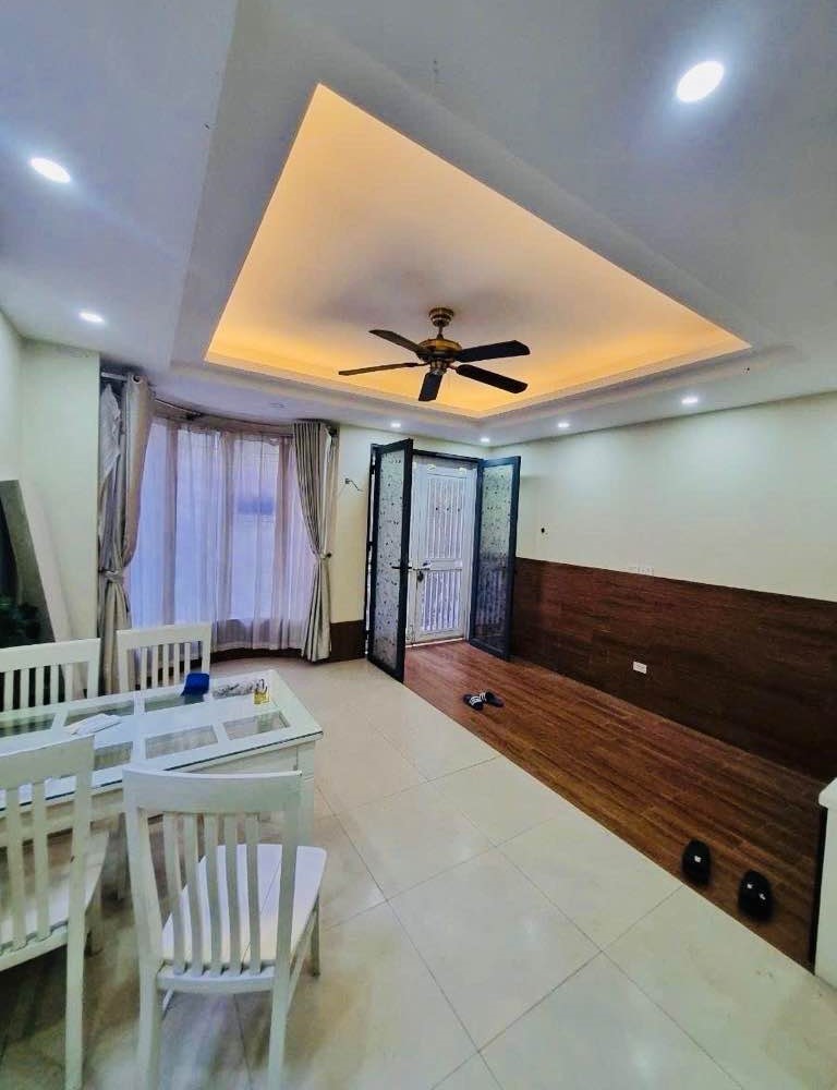 Chủ nhà cần tiền mua Penhouse nên bán nhà Đội Cấn 35m2 5 tầng Nhỉnh 6 tỷ