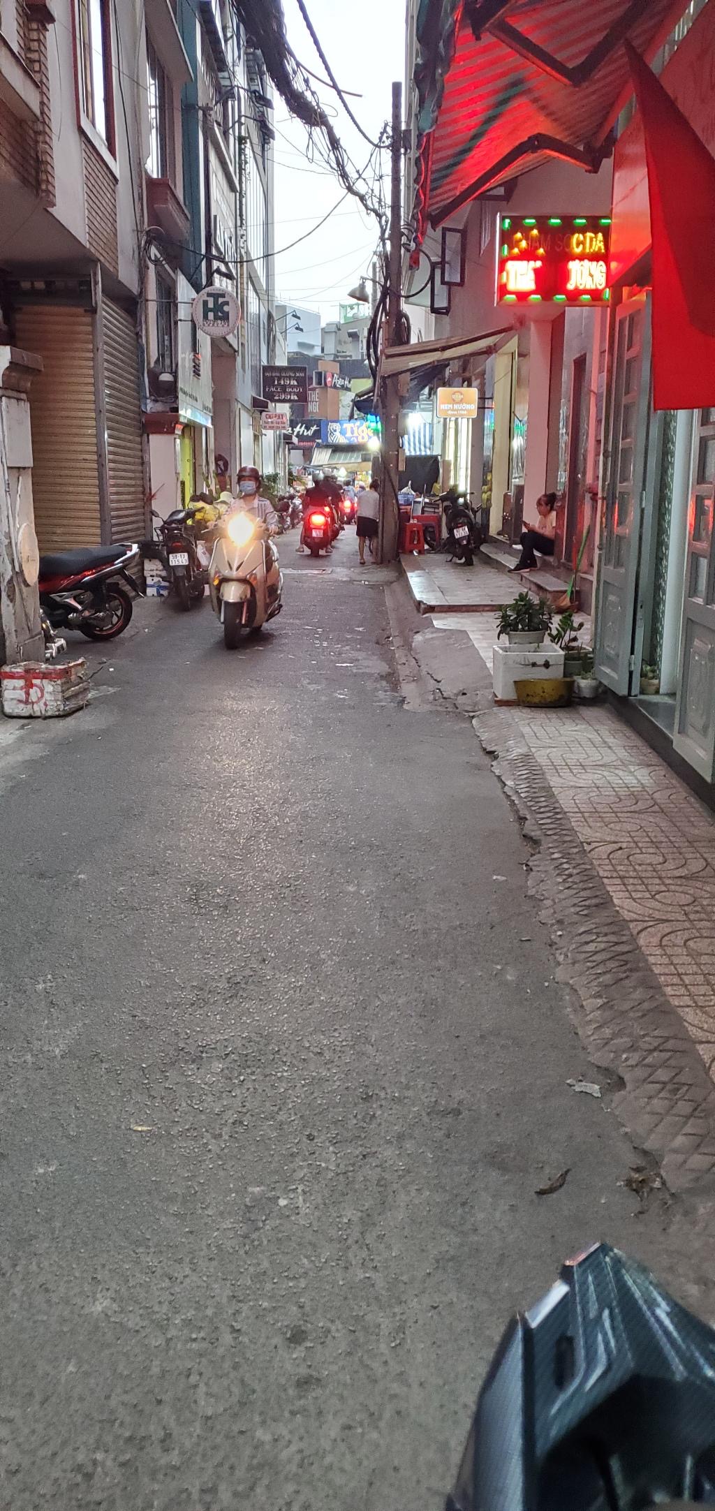 Bán nhà MT chợ Hoàng Hoa Thám Q. Tân Bình HCM