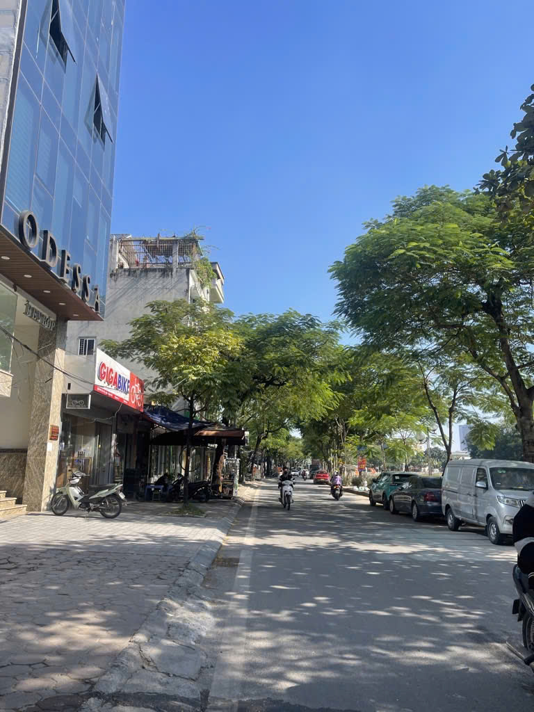 - Bán nhà mặt phố Trần Hòa, Định Công, Hoàng Mai, Siêu đẹp, 68m2, 29 tỷ