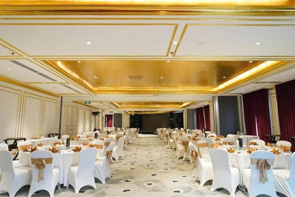 - Bán tổ hợp khách sạn, căn hộ 6 sao, Giảng Võ, Ba Đình, Siêu đẹp, 2237m2, 5500 tỷ