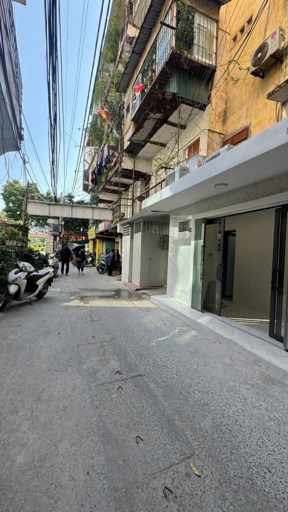 - Cho thuê căn hộ tập thể tầng 1 ngõ Trường Chinh, Thanh Xuân, siêu đẹp, 40m2, 10 tr/tháng