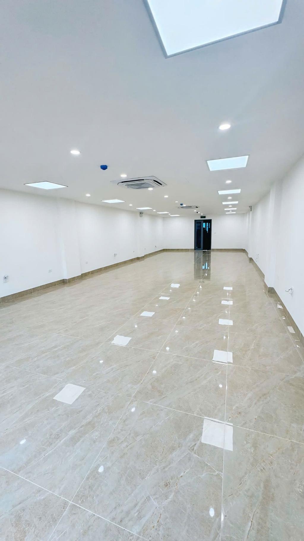 BÁN TÒA NHÀ MẶT PHỐ HOÀNG VĂN THÁI  - VỈA HÈ - THANG MÁY - 120M2 - 8 TẦNG - THÔNG SÀN CHỈ 75 TỈ