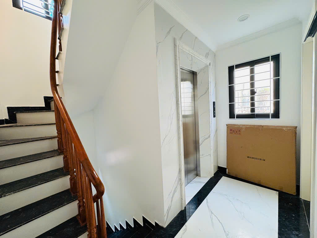 THANG MÁY -- PHỐ LẠC TRUNG -- ÔTÔ NGỦ NHÀ -- 51M2 CHỈ HƠN 13 TỶ