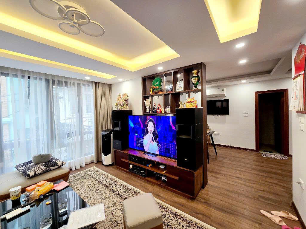 GARA ÔTÔ --10m RA PHỐ - LÒ ĐÚC -- NHỈNH 7 TỶ
