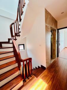 PHỐ VIP LÒ ĐÚC -- 5 TẦNG THANG MÁY -- VF3 NGỦ TRONG NHÀ