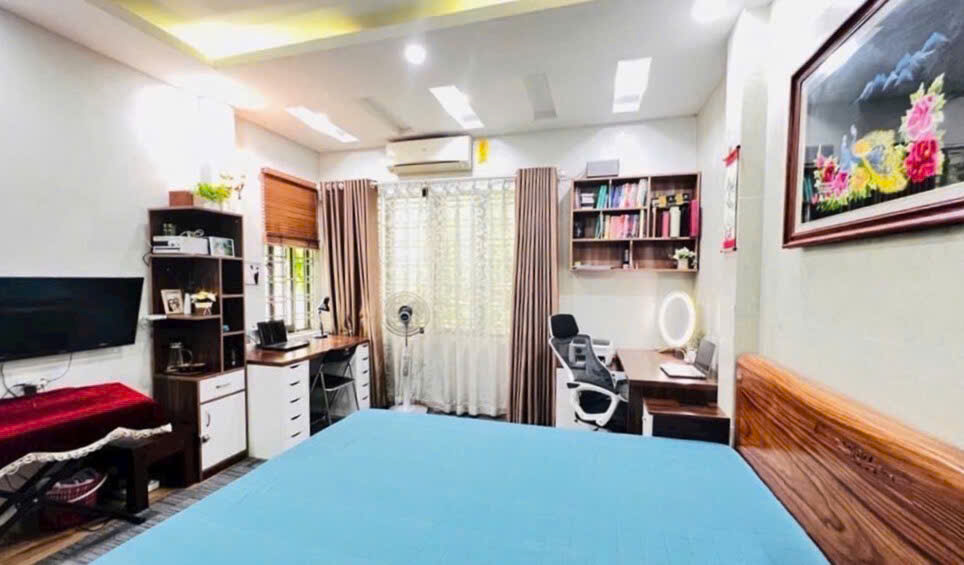 Bán nhà 4 tầng Việt Hưng 50m2 đất, có sân trước