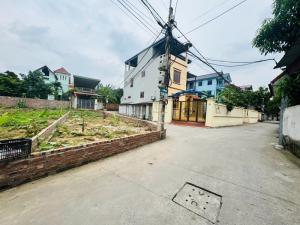 - Đất full thổ cư. Đất nằm ngay trên trục đường ô tô tránh nhau.- Đất lô góc, đã được xây quây tường mốc giới rõ ràng.