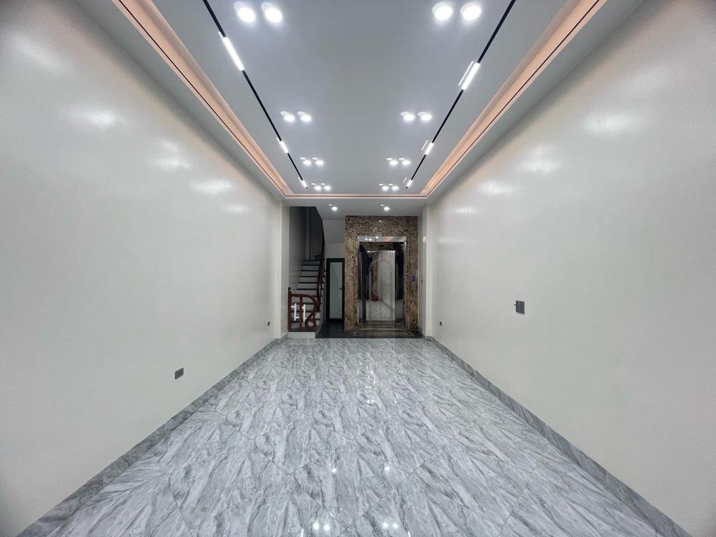 NGỌC TRÌ - LONG BIÊN, NHÀ XÂY MỚI TINH, THANG MÁY, NGÕ NÔNG, NGAY GẦN CHỢ THẠCH BÀN VÀ TRƯỜNG HỌC CÁC CẤP, Ở SƯỚNG, 8.6 TỶ (CTL).