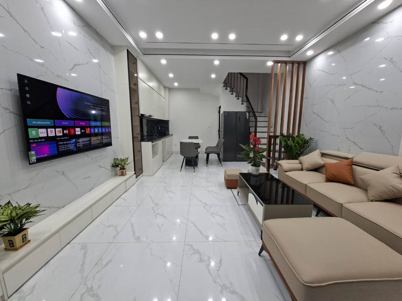 PHỐ TRẠM - LONG BIÊN, NHÀ XÂY MỚI TINH NGẬP TRÀN ÁNH SÁNG VÀ CÂY XANH, NGAY CẠNH AEON LONG BIÊN VÀ CẦU VĨNH TUY 10P QUA TỚI TIME CITY, QUẬN HAI BÀ TRƯNG, ĐẦY ĐỦ TIỆN ÍCH, 7.89 TỶ (CTL)