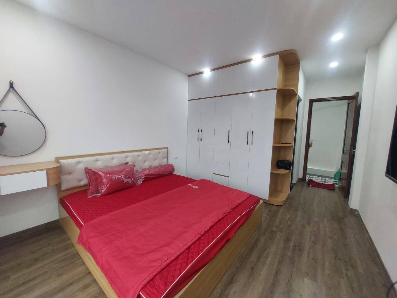 BÁT KHỐI - LONG BIÊN, NHÀ PHÂN LÔ XÂY MỚI ĐẦY ĐỦ NỘI THẤT, CÁCH 1 NHÀ RA ĐƯỜNG Ô TÔ ĐI, GIÁ 6.95 TỶ (CTL).