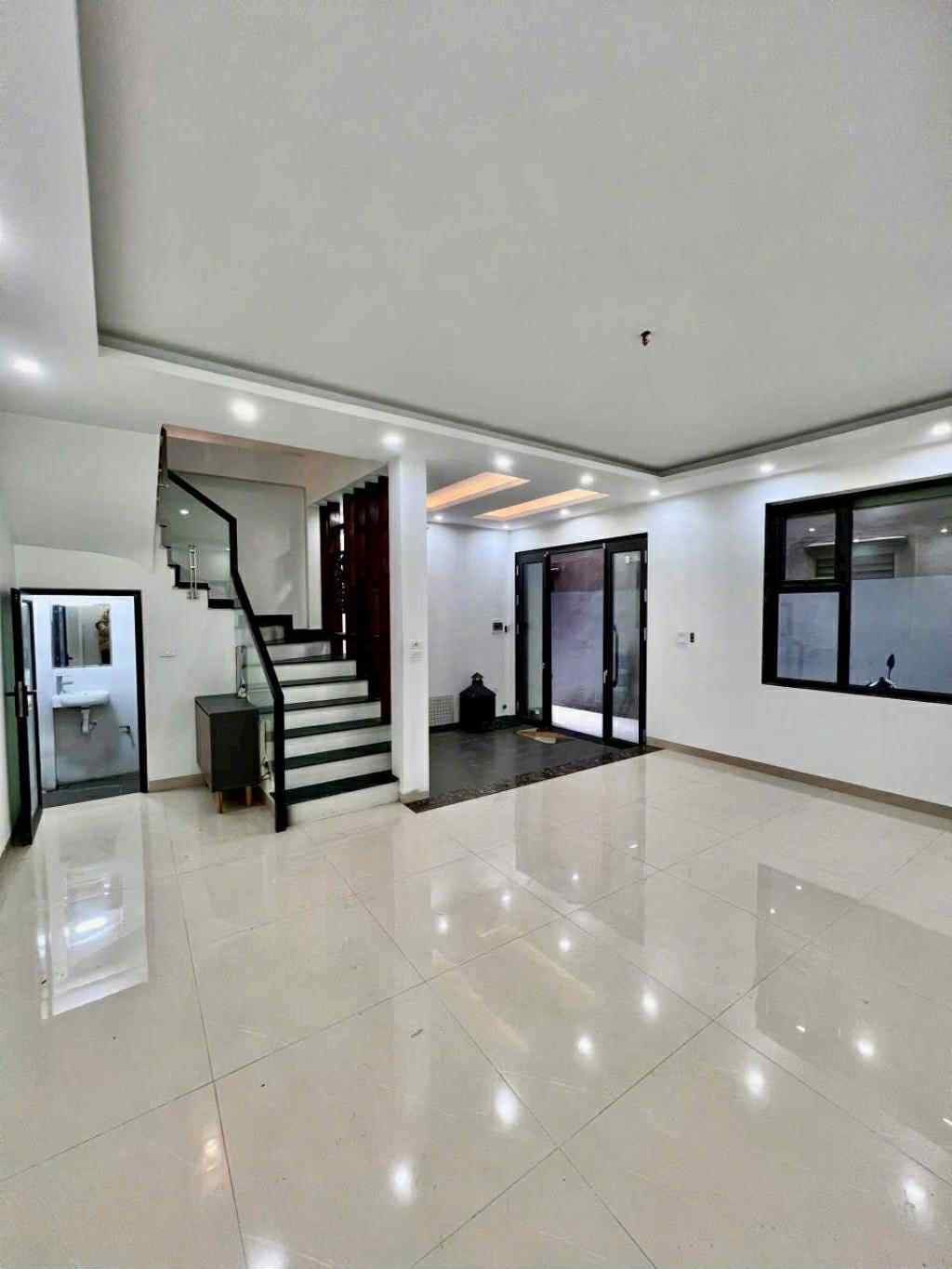 NGUYỄN VĂN CỪ - LONG BIÊN, NHÀ XÂY MỚI FULL NỘI THẤT, , LÔ GÓC, 15M RA TỚI ĐƯỜNG Ô TÔ ĐI, GIÁ 10.3 TỶ (CTL).