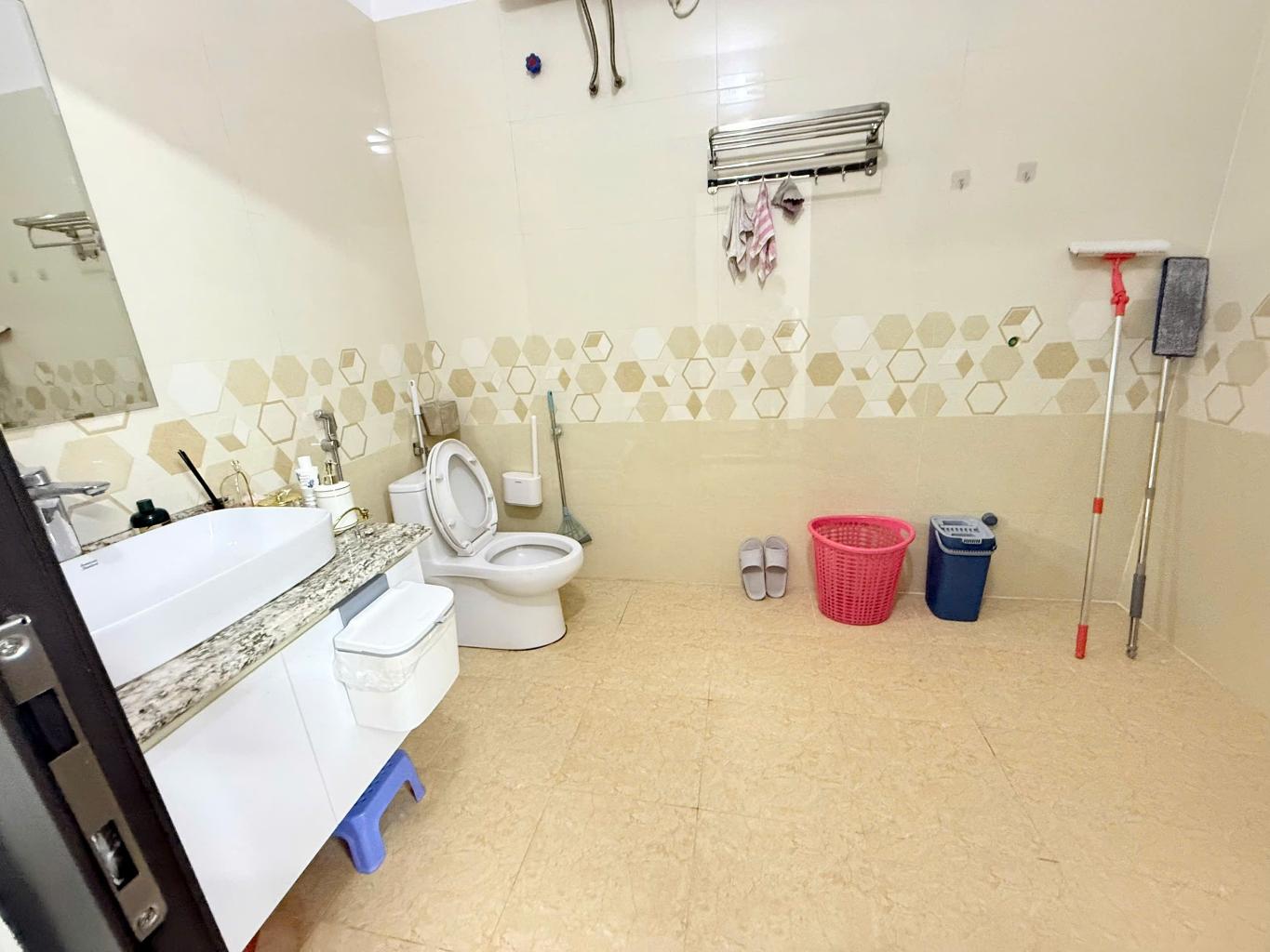 Nhà 6 tầng - 2 Thoáng - ô tô ngủ trong nhà - Thang máy - Ngõ Thông - 50m ra mặt đường Giải Phóng