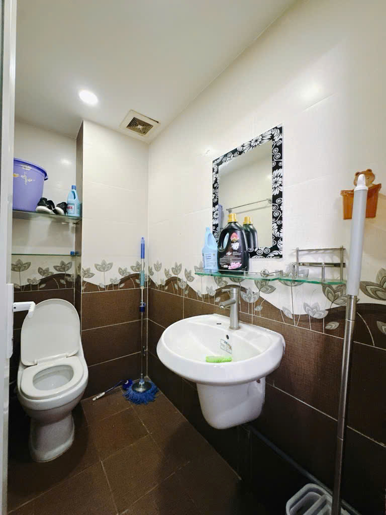 Xuân về nhà mới, Đường 8m ( gần Hồ bơi Vân Đồn), Phường 4 Quận 4, 5 tầng, 55m2. Giá: Nhỉnh 12 tỷ.