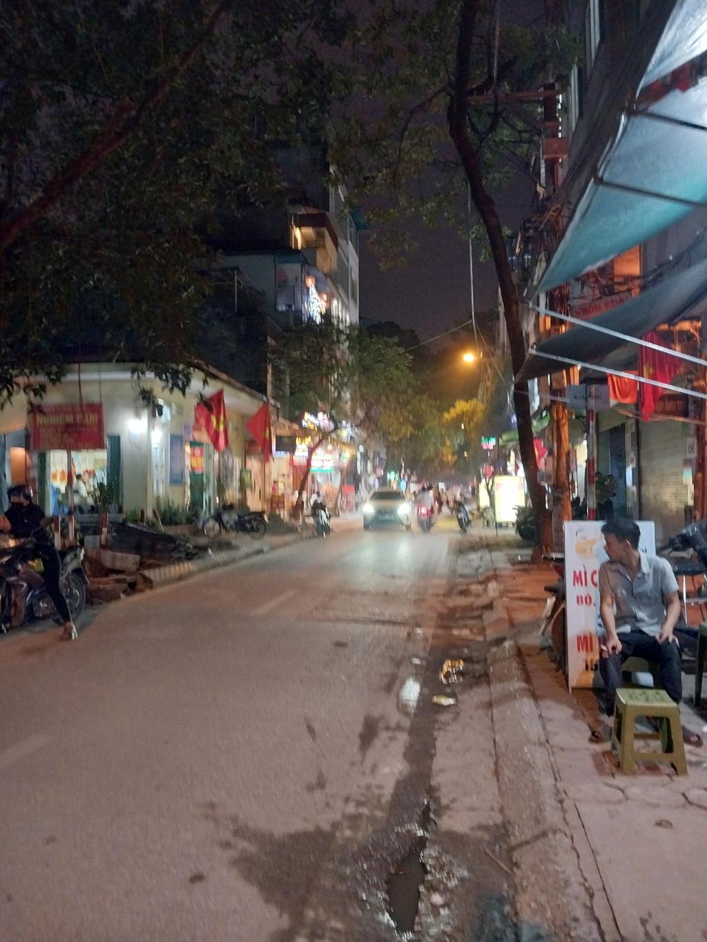 Mình cần bán căn nhà đầu ngõ 191. Tân Mai 24m2 /thực tế 31m2 .5T 3,5mt. 6,3 tỷ Hoàng Mai . Hàng hiếm 5 Tầng. Nhà mặt ngõ, ngõ rộng  thông thoáng .