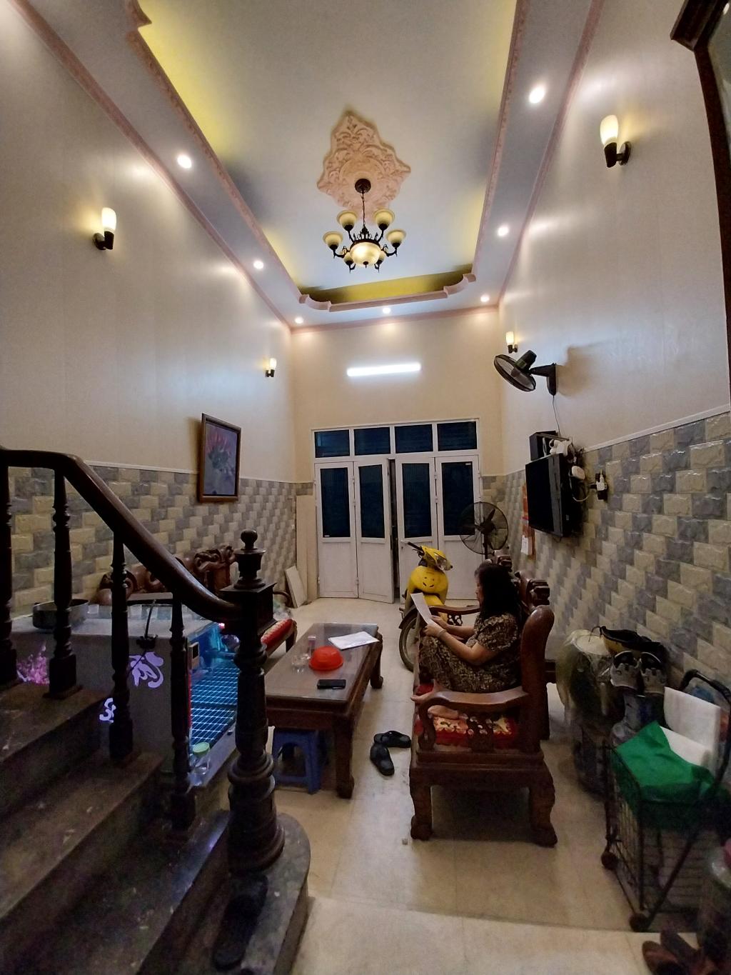Mình cần bán căn nhà đầu ngõ 191. Tân Mai 24m2 /thực tế 31m2 .5T 3,5mt. 6,3 tỷ Hoàng Mai . Hàng hiếm 5 Tầng. Nhà mặt ngõ, ngõ rộng  thông thoáng .