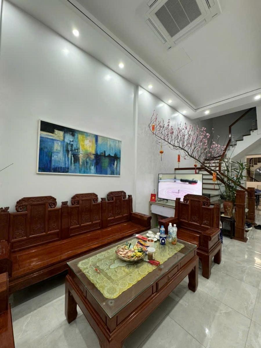 Mình cần bán căn nhà đầu ngõ 191. Tân Mai 24m2 /thực tế 31m2 .5T 3,5mt. 6,3 tỷ Hoàng Mai . Hàng hiếm 5 Tầng. Nhà mặt ngõ, ngõ rộng  thông thoáng .