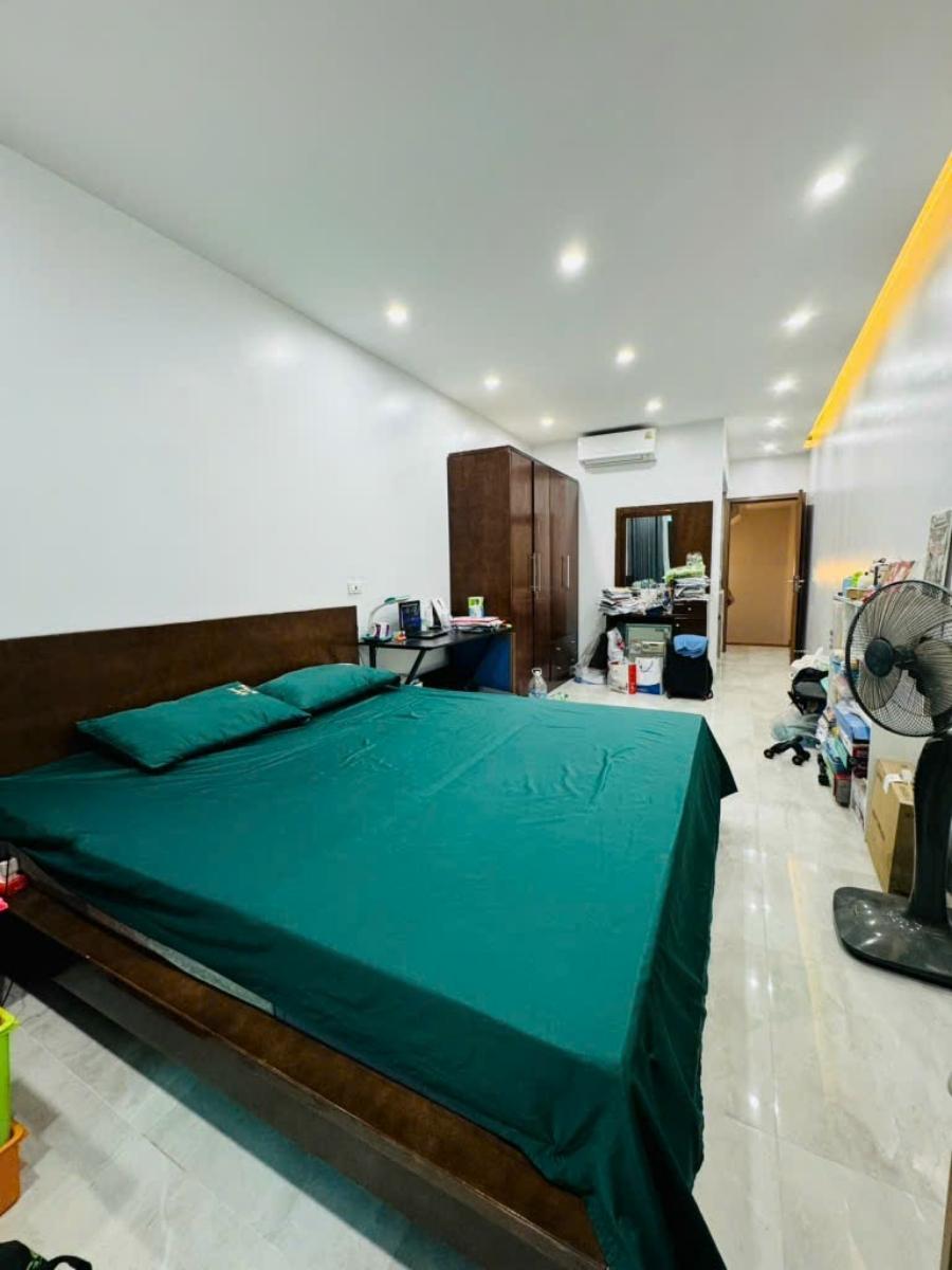 Mình cần bán căn nhà đầu ngõ 191. Tân Mai 24m2 /thực tế 31m2 .5T 3,5mt. 6,3 tỷ Hoàng Mai . Hàng hiếm 5 Tầng. Nhà mặt ngõ, ngõ rộng  thông thoáng .