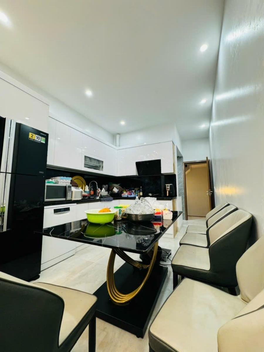 Mình cần bán căn nhà đầu ngõ 191. Tân Mai 24m2 /thực tế 31m2 .5T 3,5mt. 6,3 tỷ Hoàng Mai . Hàng hiếm 5 Tầng. Nhà mặt ngõ, ngõ rộng  thông thoáng .