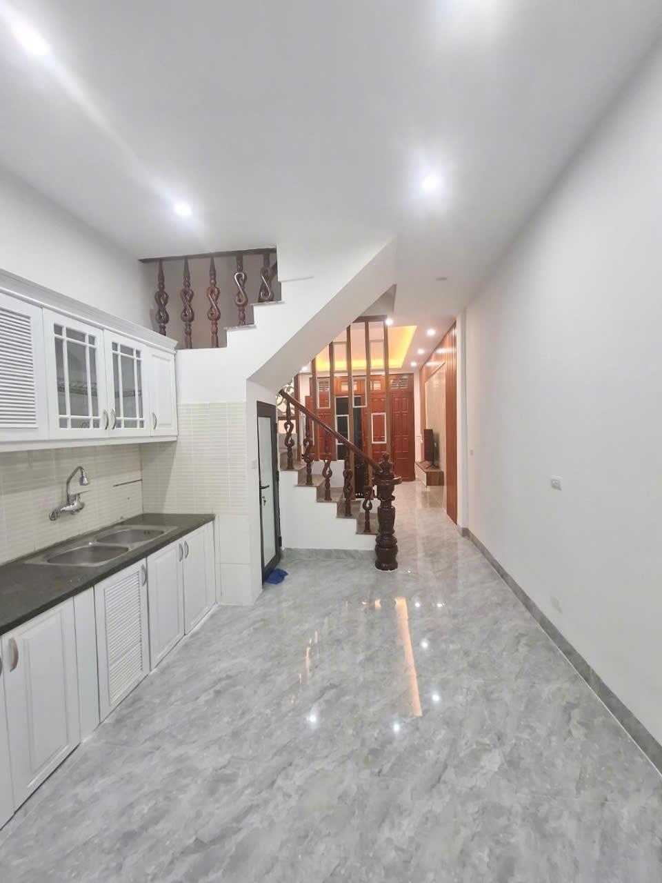 BÁN NHÀ 4 tầng đẹp, Hoàng Mai, 44m², 6.9 tỷ - Vị trí vàng, ô tô đỗ cửa