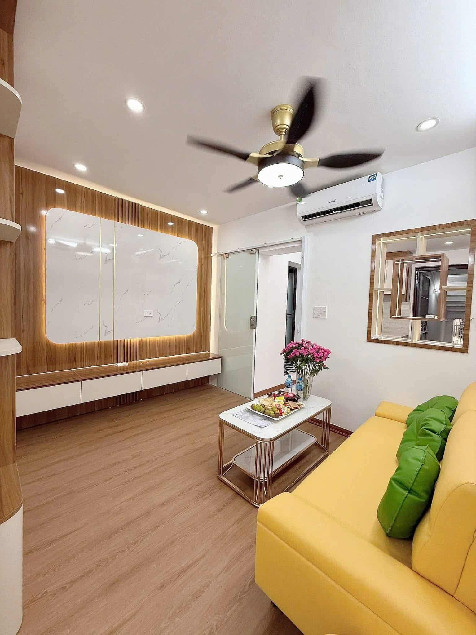 Bán nhà   tập thể tầng 1 mặt đường Tân Mai, 60m, 2 ngủ, nhà đẹp ở ngay, 2,86 tỷ
