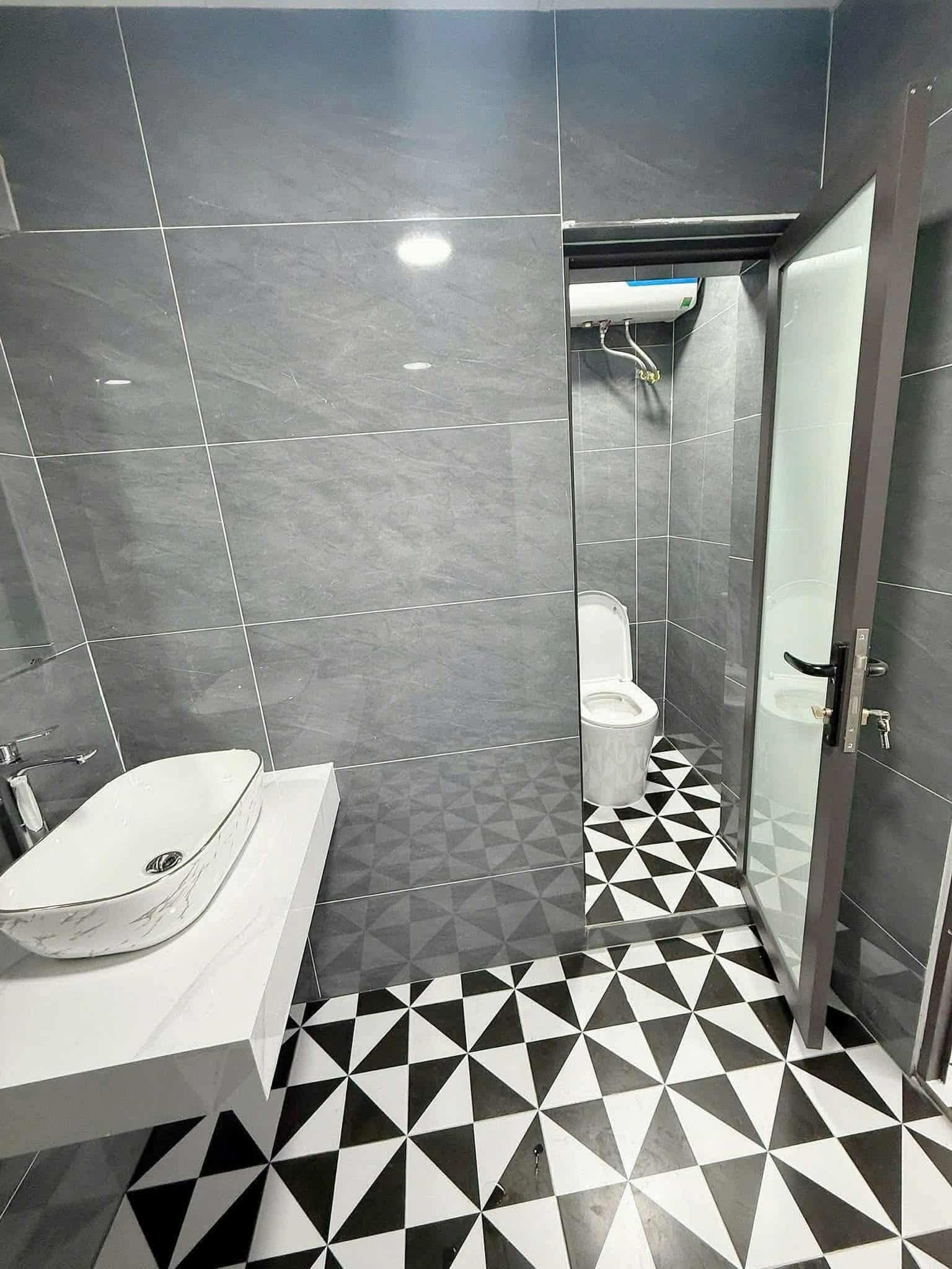 Bán nhà   tập thể tầng 1 mặt đường Tân Mai, 60m, 2 ngủ, nhà đẹp ở ngay, 2,86 tỷ