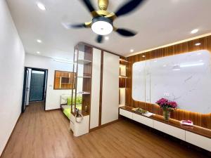Bán nhà   tập thể tầng 1 mặt đường Tân Mai, 60m, 2 ngủ, nhà đẹp ở ngay, 2,86 tỷ